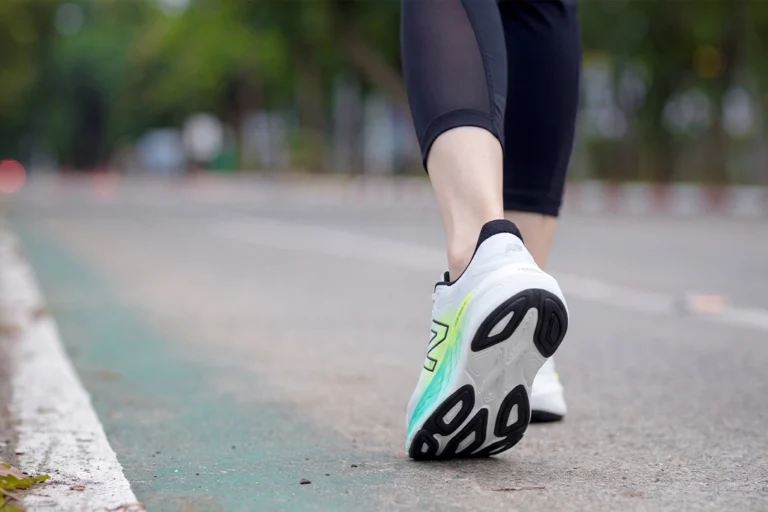 Kobieta idąca po asfalcie w nowych butach New Balance